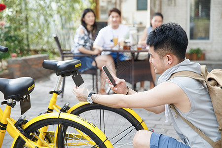 白昼自行车日光青年人扫描共享单车图片