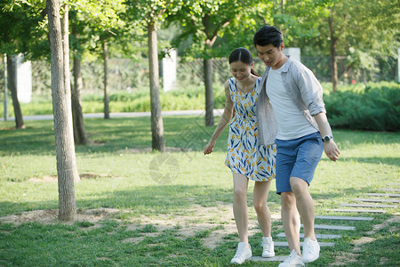 约会两个人嬉戏的浪漫情侣在公园散步图片