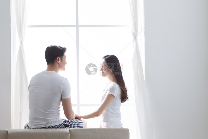 玻璃窗亚洲人侧面视角青年情侣图片