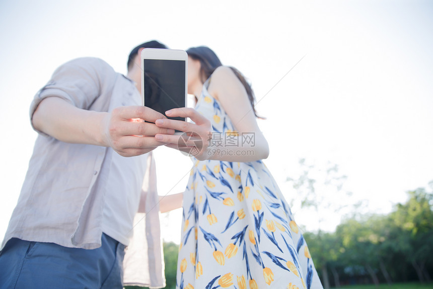 青年夫妇爱青年情侣用手机照相图片