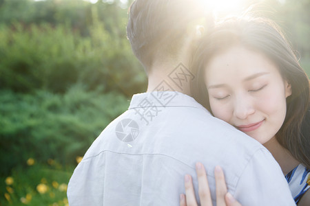 抱着太阳的女孩彩色图片亚洲周末活动浪漫情侣背景