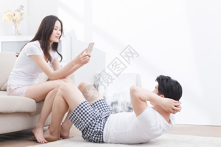 女人仅成年人彩色图片青年情侣用手机照相图片