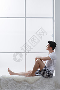 摄影赤脚25岁到29岁青年男人坐在窗户旁边图片