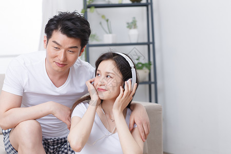 家庭生活青年夫妇夫妇浪漫情侣听音乐图片