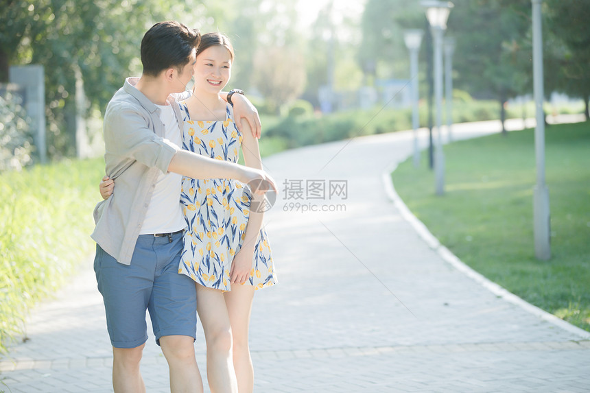活力享乐丈夫浪漫情侣在公园散步图片