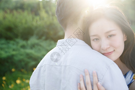 抱着太阳的女孩亚洲人关爱青年夫妇浪漫情侣背景