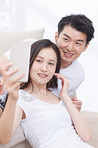 亚洲东亚女朋友青年情侣用手机照相图片