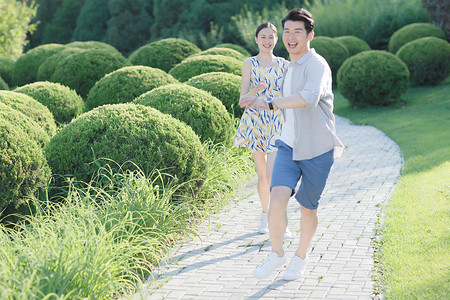 幸福健康生活方式摄影浪漫情侣在公园散步图片