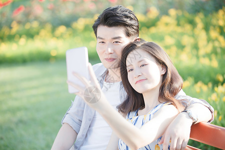 自拍亚洲水平构图青年情侣用手机照相图片