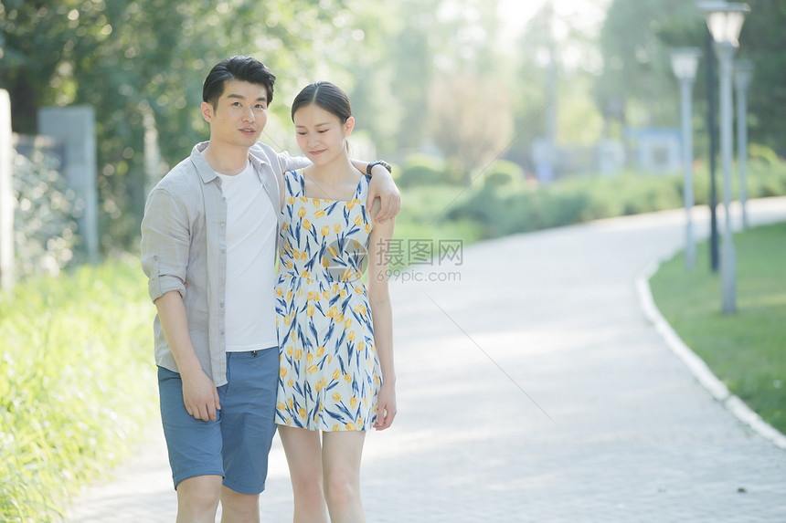 25岁到29岁亚洲人健康生活方式浪漫情侣在公园散步图片