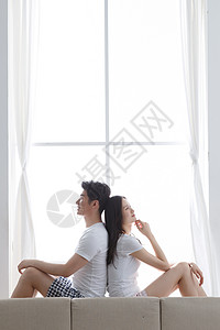 青年伴侣妻子客厅浪漫情侣图片