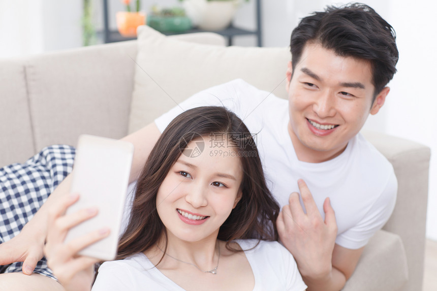 拍照家庭生活夫妇青年情侣用手机照相图片