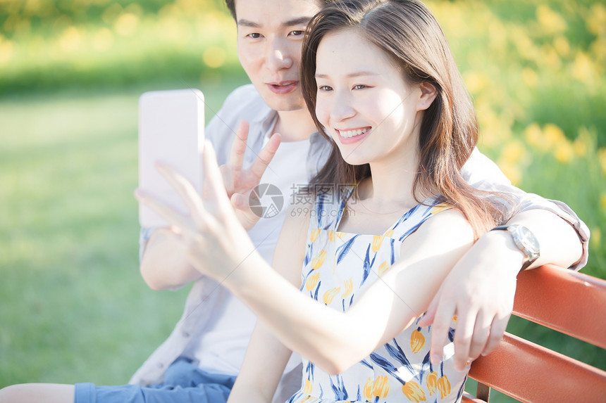 爱彩色图片健康的青年情侣用手机照相图片