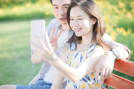 爱彩色图片健康的青年情侣用手机照相图片