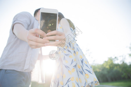 夫妇20多岁浪漫青年情侣用手机照相图片