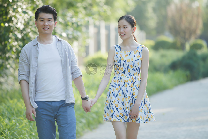 水平构图亚洲两个人浪漫情侣在公园散步图片