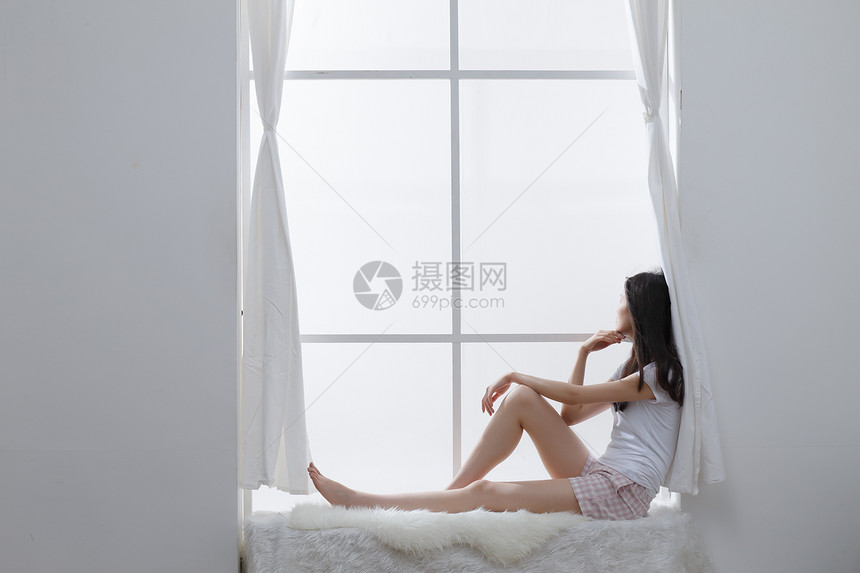 人不看镜头居室青年女人坐在窗户旁边图片