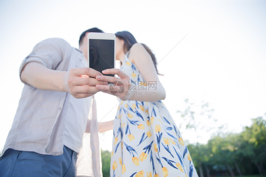 日光非都市风光仅成年人青年情侣用手机照相图片