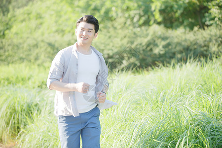 青年锻炼身体度假树林水平构图青年男人跑步锻炼身体背景