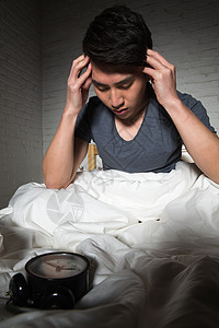 紧张床上用品压力青年男人失眠图片