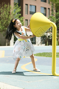 喇叭学龄前儿童扬声器小女孩在户外玩耍图片