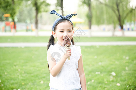 吃冰淇淋的可爱小女孩图片