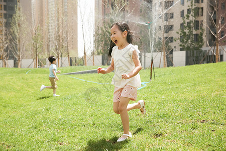 友谊健康生活方式高兴快乐儿童在草地上玩耍图片