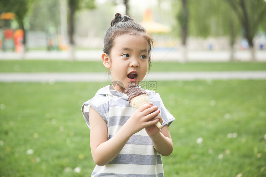 可爱小女孩吃冰淇淋图片