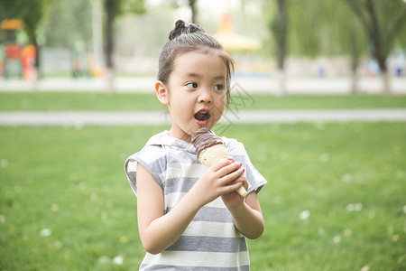 可爱小女孩吃冰淇淋高清图片