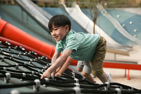 绳索方式休闲活动5到6岁游乐场快乐儿童在户外玩耍背景