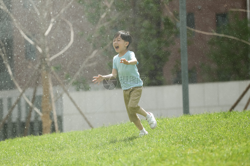喷泉社区绿色小男孩在户外玩耍图片