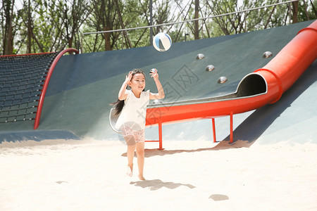 休闲活动儿童在沙子里踢球高清图片