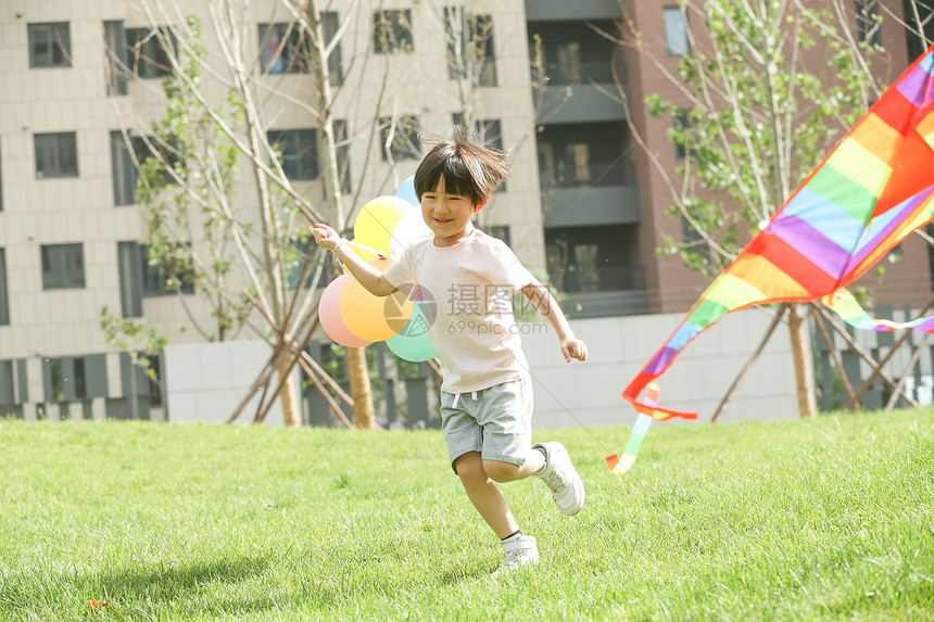 放风筝快乐小男孩在户外玩耍图片