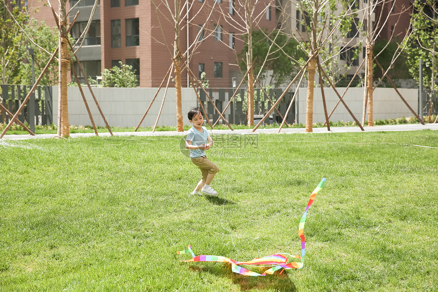 户外活动小男孩在户外玩耍放风筝图片