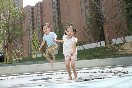 童年休闲活动快乐儿童在户外玩耍图片