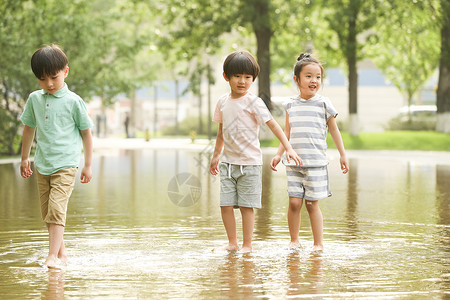 小孩戏水东方人幸福友谊快乐儿童在户外蹚水玩背景