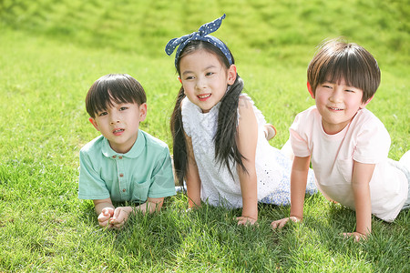 友谊学龄前儿童休闲装快乐的孩子趴在草地上图片