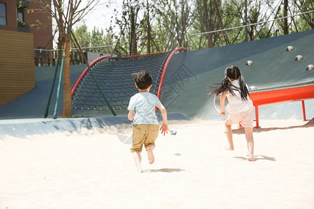 幸福仅儿童足球儿童在沙子里踢球图片