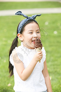 休闲活动童年高兴小女孩吃冰淇淋图片