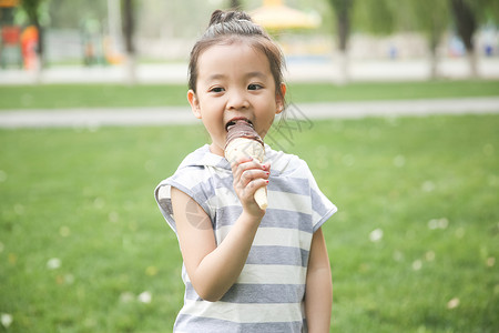 吃冰淇淋的小女孩图片