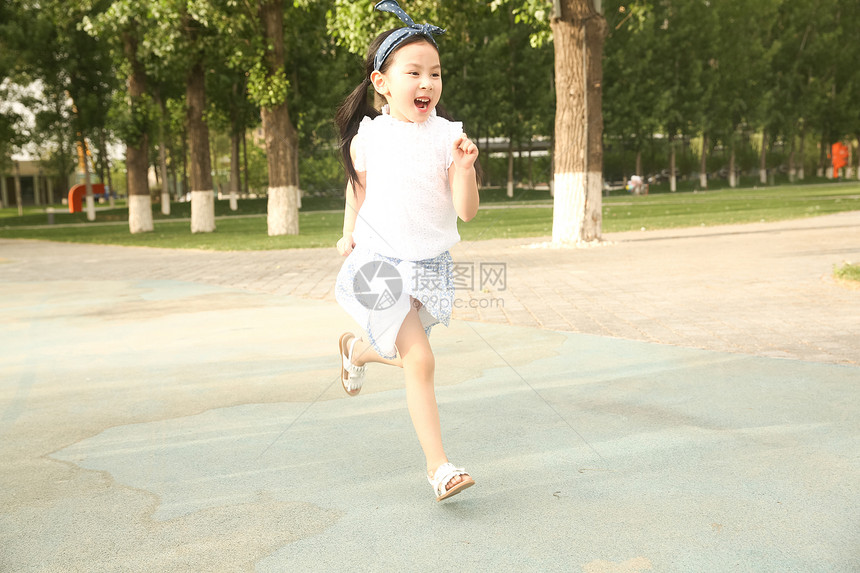 儿童东方人幸福小女孩在户外玩耍图片