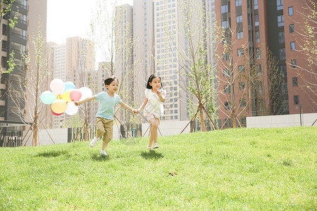 两个人学龄前儿童快乐儿童在草地上玩耍图片
