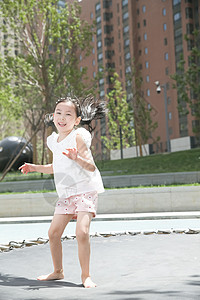 高兴摄影白昼快乐儿童在户外玩耍图片