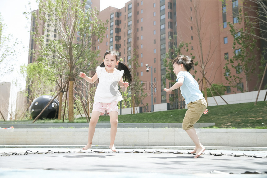 蹦床3岁到4岁幸福快乐儿童在户外玩耍图片