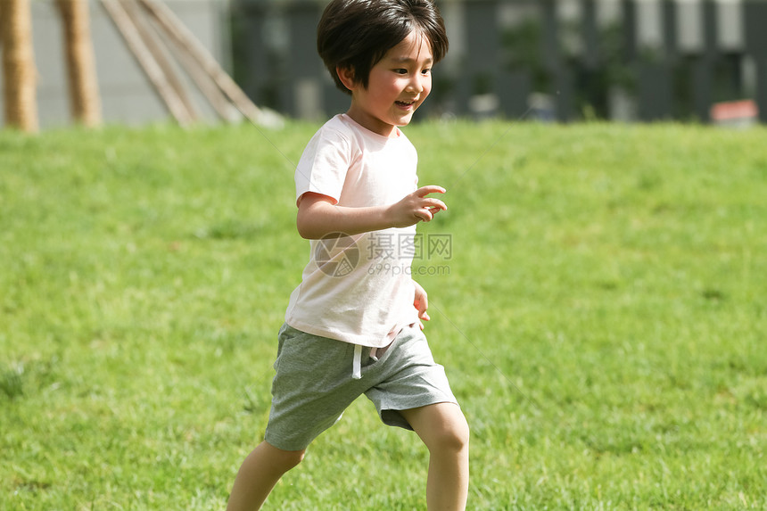 东方人人草坪小男孩在户外玩耍图片