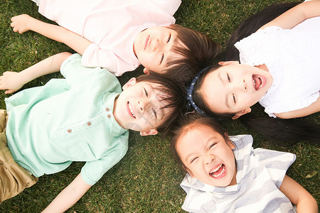 休闲活动男孩3岁到4岁快乐的孩子们在草地上玩耍图片