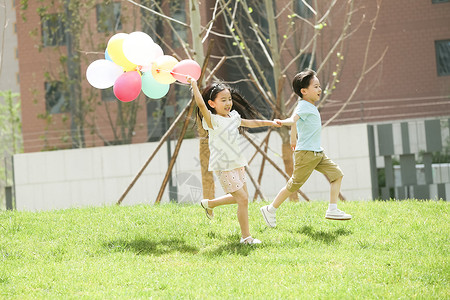 3岁到4岁高兴幸福快乐儿童在草地上玩耍图片