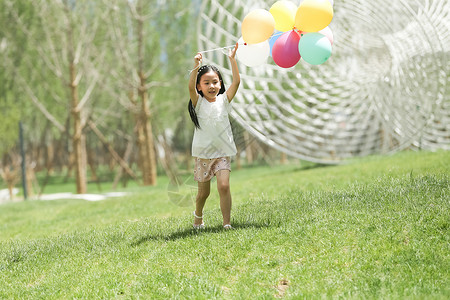 亚洲人气球彩色图片小女孩在户外玩耍图片