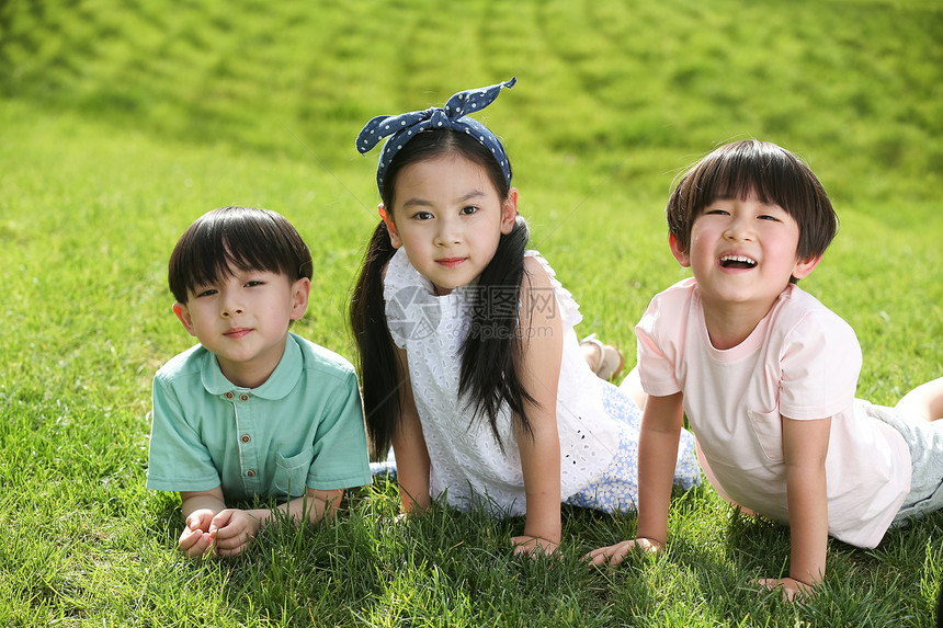 趴着儿童彩色图片快乐的孩子趴在草地上图片