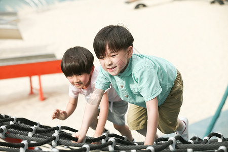 绳索男孩快乐儿童在户外玩耍高清图片